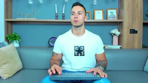 Snapshot of juan_muscle chatting on March 9, 3:23 am juan_muscle online show from March 9, 3:23 am