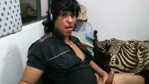 Snapshot of juanito2727 chatting on December 22, 4:06 am amor online show from December 22, 4:06 am