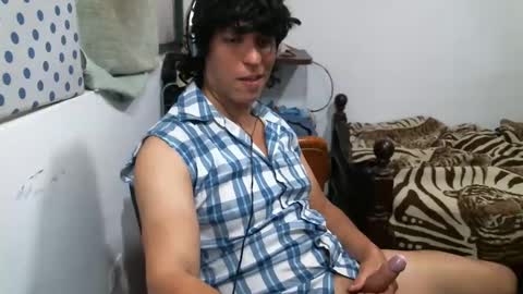 Snapshot of juanito2727 chatting on December 7, 4:09 am amor online show from December 7, 4:09 am