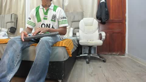 Snapshot of julian_billy chatting on December 15, 11:23 am julian billy online show from December 15, 11:23 am