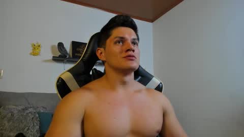 julian_wallace online show from October 28, 7:05 pm