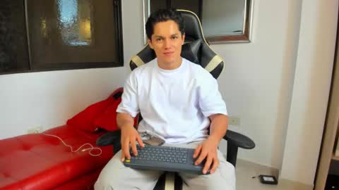 julian_wallace online show from February 6, 8:17 pm