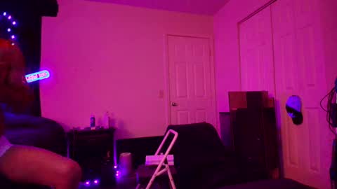 Eetantungfuk Mias online show from February 1, 7:15 am