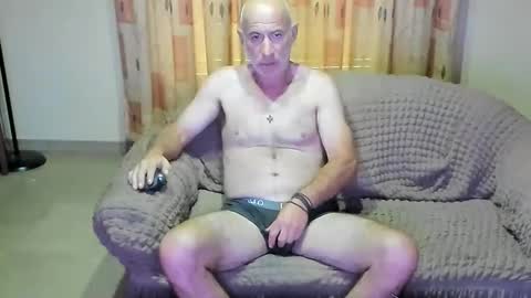 Snapshot of konstantin1970 chatting on October 4, 12:32 pm konstantin1970 online show from October 4, 12:32 pm