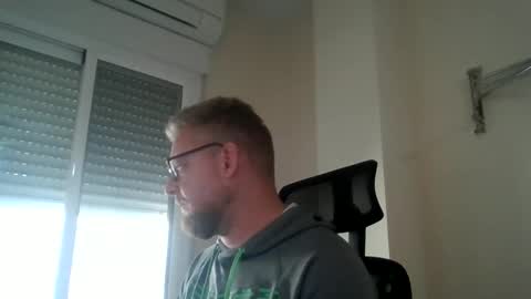 kroezel1985 online show from November 3, 10:08 am