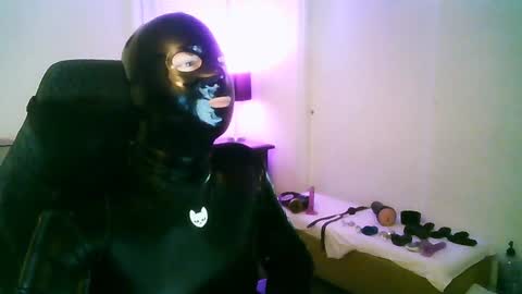 Snapshot of latexminheadroom chatting on December 29, 2:27 am latexminheadroom online show from December 29, 2:27 am