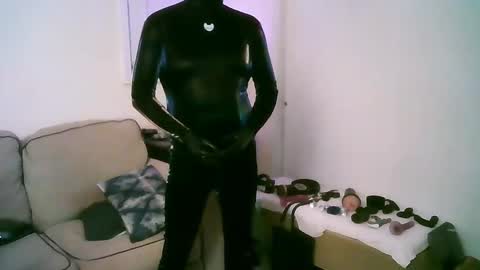 Snapshot of latexminheadroom chatting on March 7, 2:46 am latexminheadroom online show from March 7, 2:46 am
