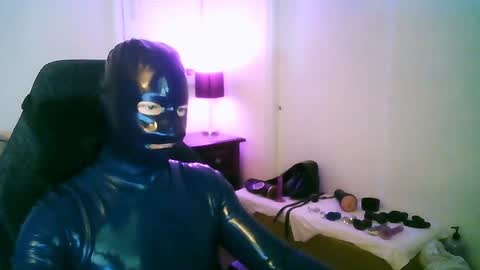 Snapshot of latexminheadroom chatting on December 22, 1:34 am latexminheadroom online show from December 22, 1:34 am