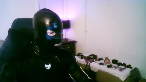 Snapshot of latexminheadroom chatting on March 6, 3:24 am latexminheadroom online show from March 6, 3:24 am