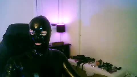 Snapshot of latexminheadroom chatting on September 24, 2:11 am latexminheadroom online show from September 24, 2:11 am