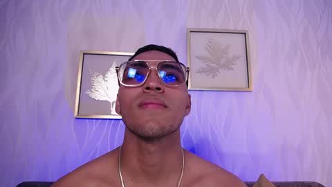 Leon online show from December 3, 7:09 pm