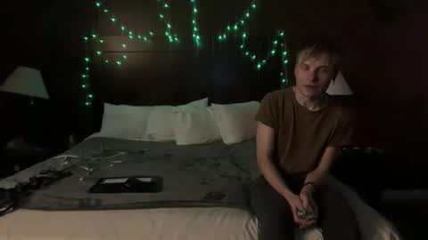 lighteye12489275 online show from October 31, 1:25 pm