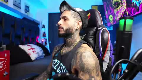 logan_hugh8 online show from February 23, 6:04 am