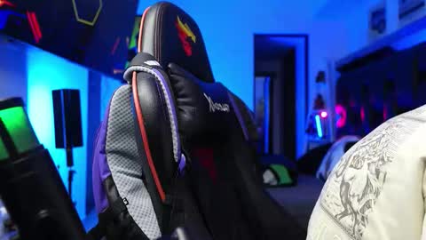 logan_hugh8 online show from February 2, 3:38 am