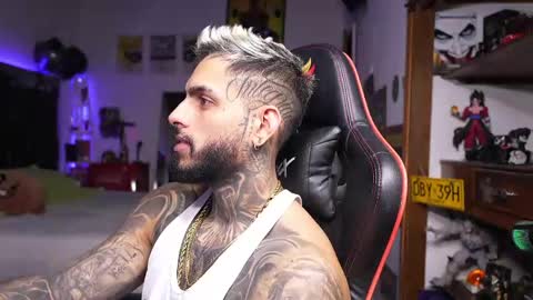 logan_hugh8 online show from April 10, 6:53 am