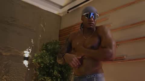 loganvarela online show from October 31, 9:40 pm