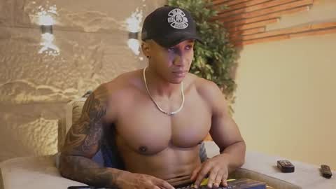 loganvarela online show from November 4, 3:46 pm