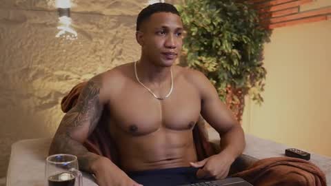 loganvarela online show from October 28, 6:43 pm