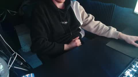 Snapshot of loofy_art chatting on January 26, 2:30 pm Loofy Art online show from January 26, 2:30 pm