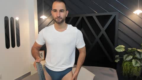  L O R E N Z O  Thumbs Up help  online show from December 22, 1:22 pm