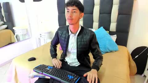 loverisu online show from February 25, 8:19 pm