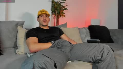 Snapshot of lucasanto_ chatting on February 1, 5:07 am LUCA SANTOS online show from February 1, 5:07 am