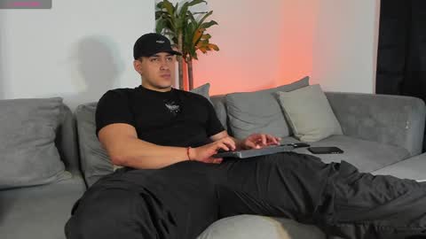 Snapshot of lucasanto_ chatting on December 10, 3:19 am LUCA SANTOS online show from December 10, 3:19 am