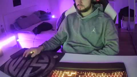 Snapshot of lukasschoetz chatting on January 19, 9:13 pm lukasschoetz online show from January 19, 9:13 pm