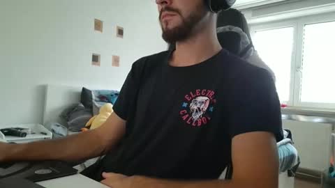 Snapshot of lukasschoetz chatting on September 28, 1:53 pm lukasschoetz online show from September 28, 1:53 pm