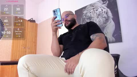 Snapshot of luke__09 chatting on October 15, 11:51 am LUKE online show from October 15, 11:51 am