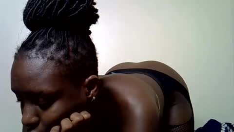 lutino_lovebirds online show from May 20, 12:39 am