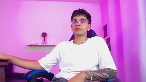 Max online show from April 15, 7:58 pm