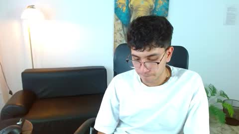 Max online show from March 29, 5:24 pm