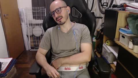 Snapshot of madziula chatting on December 9, 3:40 am Peter online show from December 9, 3:40 am