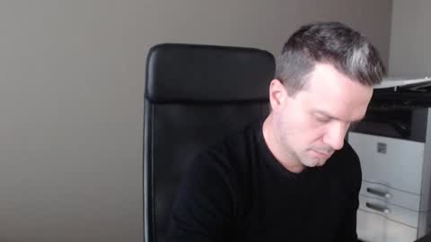 Snapshot of maschiodavide89 chatting on December 24, 1:28 pm David online show from December 24, 1:28 pm