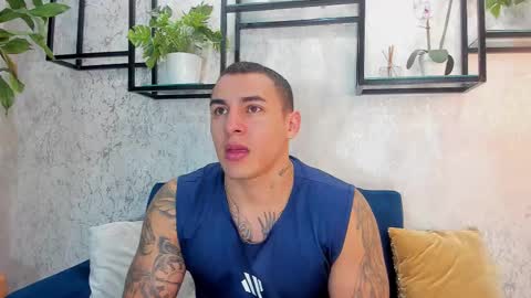 Snapshot of massimocontie_ chatting on February 14, 12:25 pm Massimo Contie online show from February 14, 12:25 pm