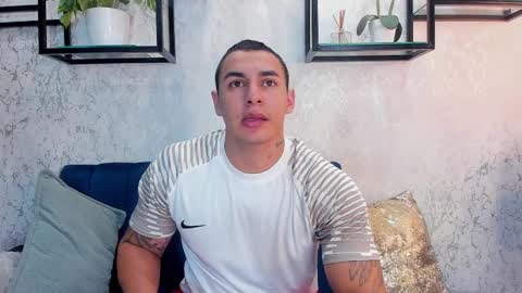Snapshot of massimocontie_ chatting on February 16, 3:05 pm Massimo Contie online show from February 16, 3:05 pm