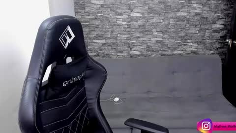 Mathew Independent model online show from December 15, 9:01 pm