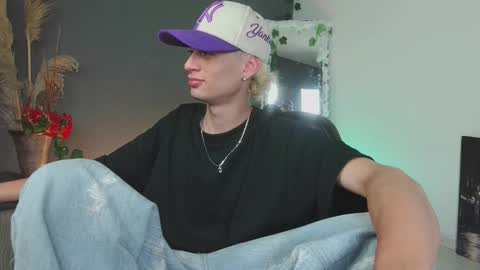 Snapshot of mattias_dantee chatting on October 22, 3:54 am mattias online show from October 22, 3:54 am