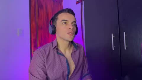 Snapshot of max_lancaster chatting on December 11, 12:35 am Max Lancaster online show from December 11, 12:35 am
