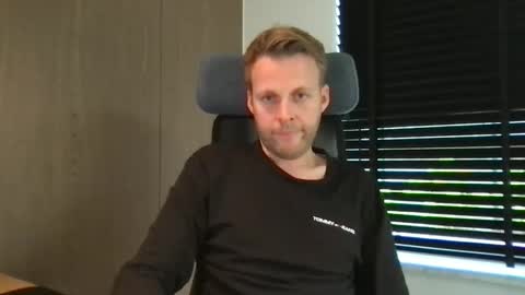 Snapshot of max_straight_1 chatting on October 14, 9:05 am Max take off clothes online show from October 14, 9:05 am