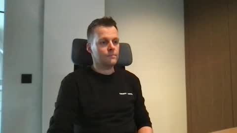 Snapshot of max_straight_1 chatting on December 31, 2:14 pm Max take off clothes online show from December 31, 2:14 pm