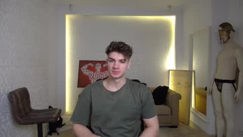 Snapshot of maxkaiden chatting on February 13, 5:48 am MaxKaiden online show from February 13, 5:48 am