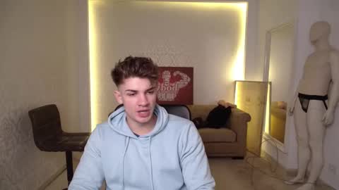 Snapshot of maxkaiden chatting on February 21, 5:35 am MaxKaiden online show from February 21, 5:35 am