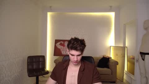 Snapshot of maxkaiden chatting on February 19, 5:27 am MaxKaiden online show from February 19, 5:27 am