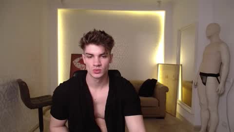 Snapshot of maxkaiden chatting on February 14, 6:23 am MaxKaiden online show from February 14, 6:23 am