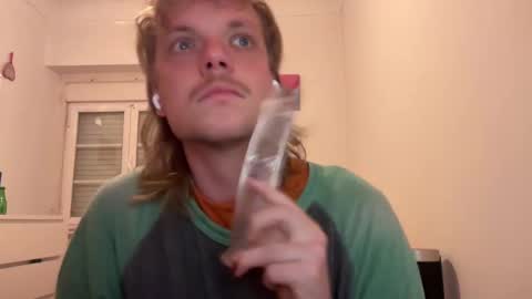 Snapshot of milkymitch chatting on January 7, 7:01 am Mimi online show from January 7, 7:01 am