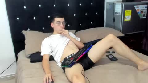 milogm_ online show from May 12, 9:01 pm