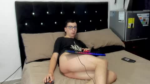 milogm_ online show from May 14, 10:19 pm