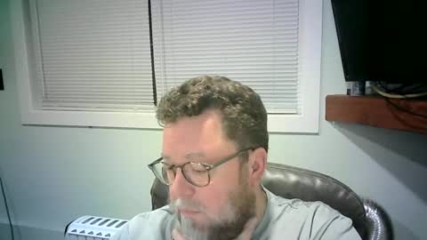 Snapshot of mister_happy567 chatting on February 1, 6:32 am Mr. Happy online show from February 1, 6:32 am